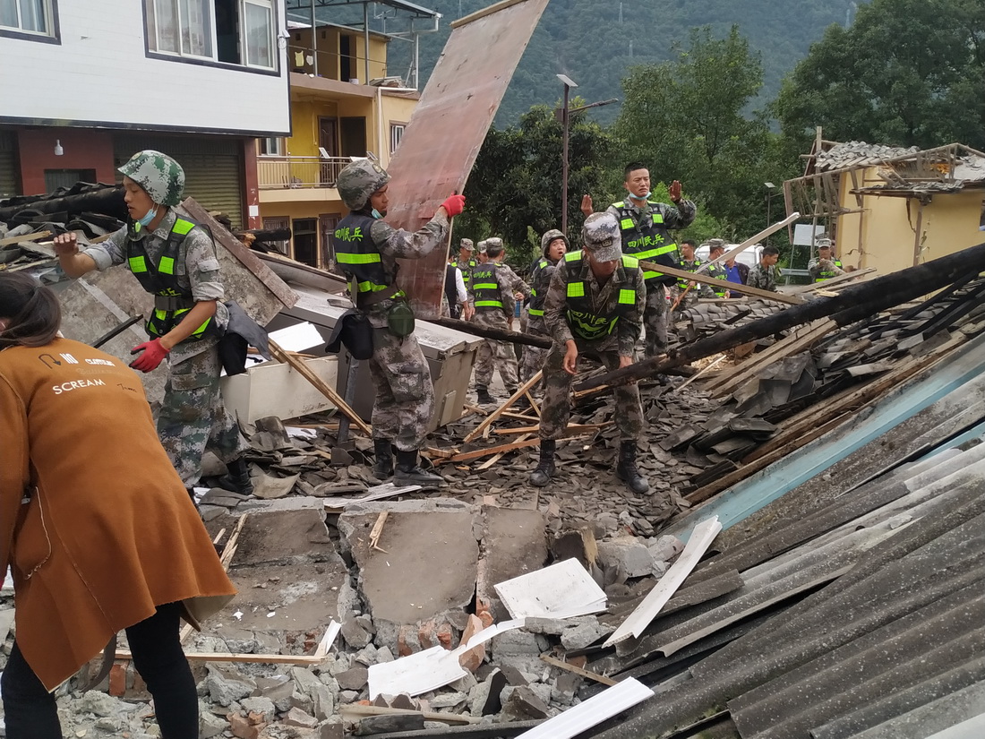 9月6日，四川泸定县人武部组织民兵在磨西镇磨子沟村进行清理作业。新华社发（冉培宗 摄）